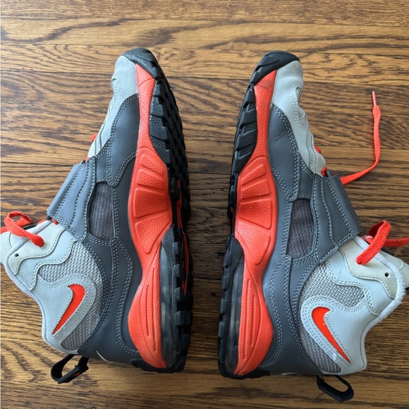 Nike Diamond Turf- (Deion Sanders)
Gray and Orange Sneakers with Dynamic Design - Picture 10 of 16